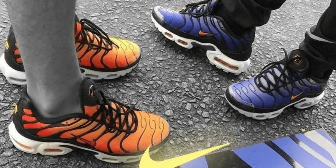 Deux personne qui porte une paire de Nike Air Max TN Tiger et une paire de Nike Air Max Voltage Purple.