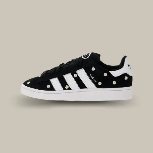 La Adidas Campus 00s Core Black Floral vue de côté avec sa base en diamn noir, ses trois bandes blanches accordées au heel tab et ses petites fleurs parsemées tout le long de la chaussure.