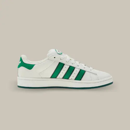 La Adidas Campus 00s Core White Green vue de côté avec son coloris blanc et ses trois bandes épaisses vertes accordées au heel tab.