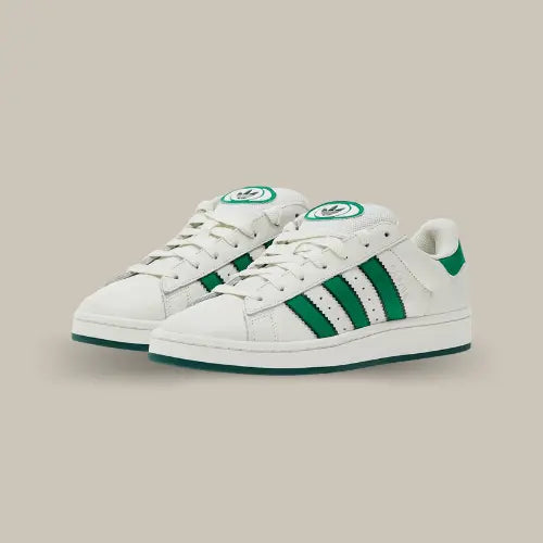 La Adidas Campus 00s Core White Green possède une base en cuir blanc avec les trois épaisses bandes vertes accordées au heel tab. On retrouve l'outsole en gomme de couleur verte qui vient conclure ce sublime coloris.