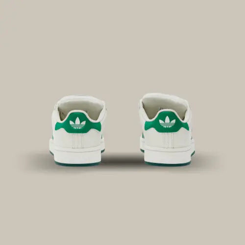 L'arrière de la Adidas Campus 00s Core White Green avec son heel tab et le logo Adidas dessiné par dessus en blanc.