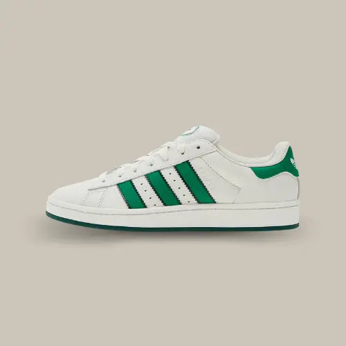 La Adidas Campus 00s Core White Green vue de côté avec son coloris blanc et ses trois bandes épaisses vertes accordées au heel tab.