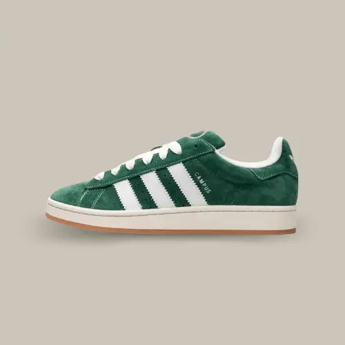 La adidas campus 00s dark green cloud white de profil avec sa couleur verte et ses trois bandes épaisses adidas