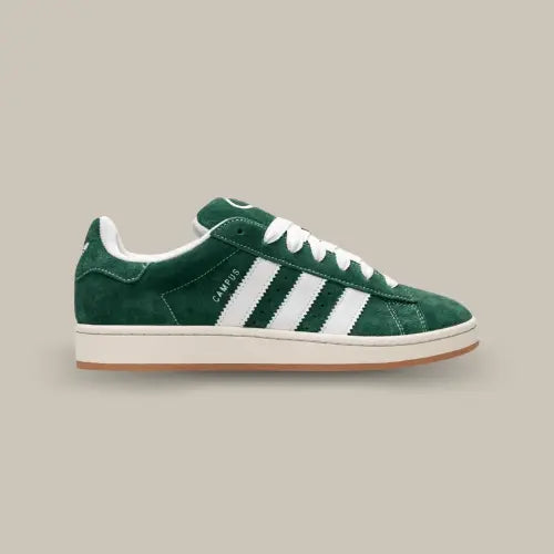 La adidas campus 00s dark green cloud white de profil avec sa couleur verte et ses trois bandes épaisses adidas