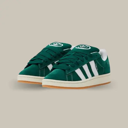 La Adidas Campus 00s Dark Green capture l'esprit de l'époque tout en célébrant le design intemporel. Que vous recherchiez un look décontracté pour tous les jours ou que vous souhaitiez ajouter une touche vintage à votre style, cette sneaker offre polyvalence et élégance.