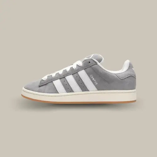 La adidas campus 00s grey white de profil de couleur grise avec ses trois bande blanches épaisses adidas