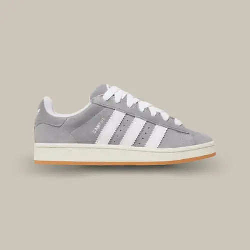 La adidas campus 00s grey white de profil de couleur grise avec ses trois bande blanches épaisses adidas