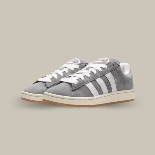 La Adidas Campus 00s Grey White possède une base en cuir gris avec les trois bandes blanches sur les cotés. On retrouve une semelle jaunie qui fait ressortir son coté vintage.