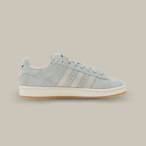 La Adidas Campus 00s Light Grey vue de côté avec son daim gris et ses trois bandes épaisses en cuir gris accordées au heel tab.