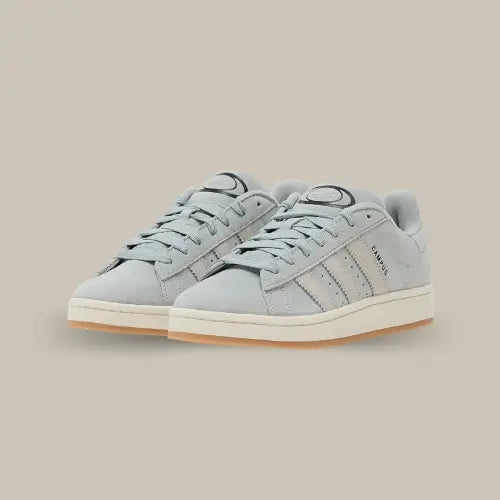 La Adidas Campus 00s Light Grey possède une base en daim gris avec les trois bandes épaisses en cuir blanc cassé accordée au heel tab. La semelle jaunie au dessus l'outsole en gomme vient conclure ce magnifique modèle.