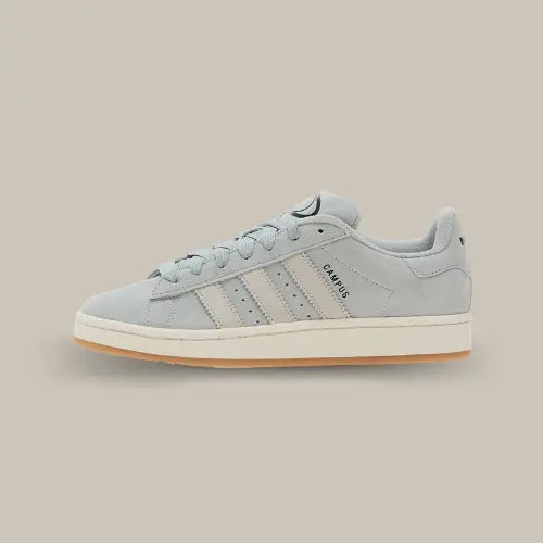 La Adidas Campus 00s Light Grey vue de côté avec son daim gris et ses trois bandes épaisses en cuir gris accordées au heel tab.