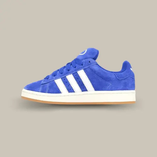 La adidas campus 00s lucid blue de profil avec sa couleur bleu électrique et ses trois épaisses bandes blanche adidas