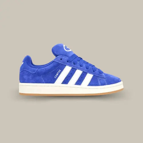 La adidas campus 00s lucid blue de profil avec sa couleur bleu électrique et ses trois épaisses bandes blanche adidas