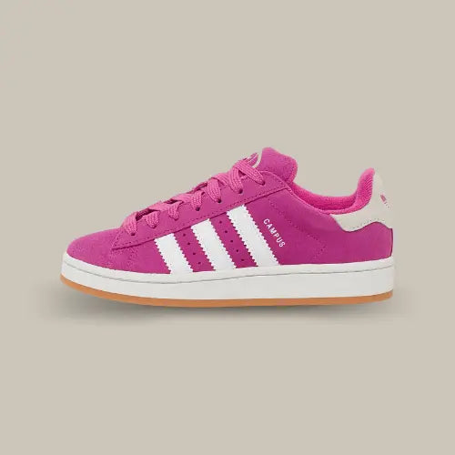 La Adidas Campus 00s Lucid Fuchsia possède une tige en daim avec les trois bandes blanches accordées au heel tab. On retrouve la célèbre semelle en caoutchouc venant directement des skate parc.&nbsp;