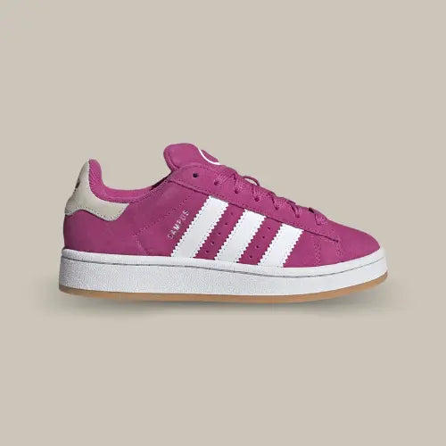 La Adidas Campus 00s Lucid Fuchsia possède une tige en daim avec les trois bandes blanches accordées au heel tab. On retrouve la célèbre semelle en caoutchouc venant directement des skate parc.&nbsp;