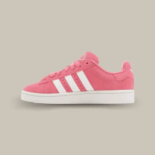 La adidas campus 00s pink de profil avec sa couleur rose et ses trois épaisses bandes blanches adidas.