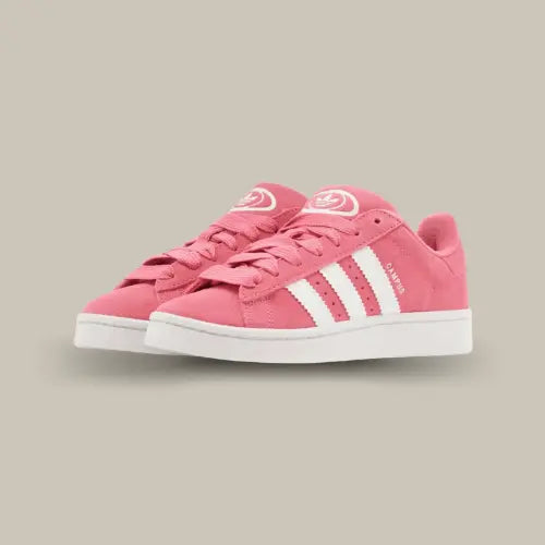 La Adidas Campus 00s Pink capture l’esprit des années 2000 avec sa silhouette basse, son bout renforcé en caoutchouc et ses couleurs vibrantes. Sa tige en suède rose avec ses trois bandes épaisses blanches lui donne une touche de fraîcheur.