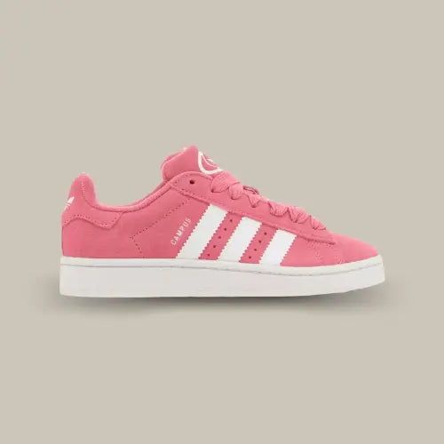 La adidas campus 00s pink de profil avec sa couleur rose et ses trois épaisses bandes blanches adidas.