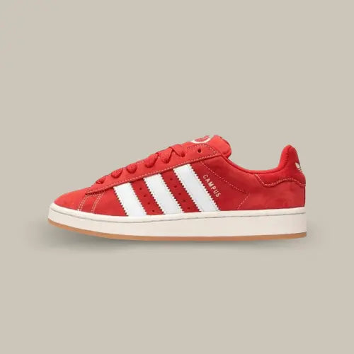 La adidas campus 00s red de profil avec sa couleur rouge vif et ses trois épaisses bandes blanches adidas.