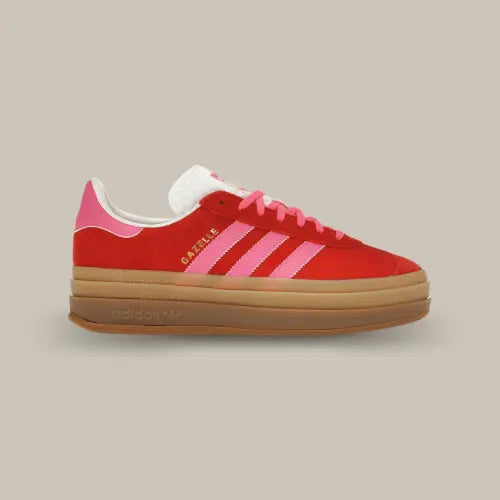 La Adidas Gazelle Bold Collegiate Red Lucid Pink vue de côté avec sa base en suède rouge, ses trois bandes roses accordées au heel tab et sa semelle surélevée en gomme de caoutchouc.