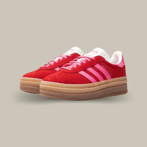 La Adidas Gazelle Bold Collegiate Red Lucid Pink possède une base en suède rouge avec les trois bandes de couleur rose accordées au heel tab. Le branding de couleur dorée apporte une touche de luxe et la semelle surélevée en gomme de caoutchouc vient conclure l'ensemble.