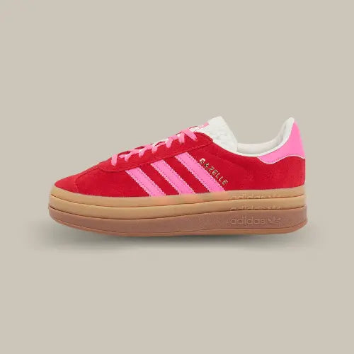 La Adidas Gazelle Bold Collegiate Red Lucid Pink vue de côté avec sa base en suède rouge, ses trois bandes roses accordées au heel tab et sa semelle surélevée en gomme de caoutchouc.