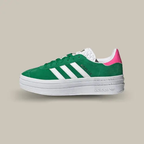 La adidas gazelle bold lucid green pink de profil avec sa couleur verte, ses trois bandes blanches adidas, son talon rose et sa semelle compensée blanche.