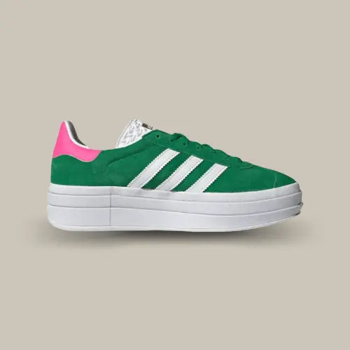 La adidas gazelle bold lucid green pink de profil avec sa couleur verte, ses trois bandes blanches adidas, son talon rose et sa semelle compensée blanche.