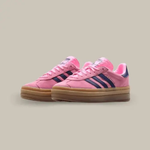 Cette Adidas Gazelle Bold Pink Glow possède une base en suède rose avec les trois célèbres bandes en cuir bleu marine qui sont accordés au talon et à la languette. La semelle en gomme est composée de trois épaisseurs superposés pour un effet original.