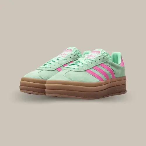 Cette Adidas Gazelle Bold Pulse Mint Pink possède une base en suède vert menthe avec les trois bandes en cuir rose vif en raccord avec le talon et la languette. On retrouve une épaisse semelle déclinée en trois épaisseurs qui la surélève.