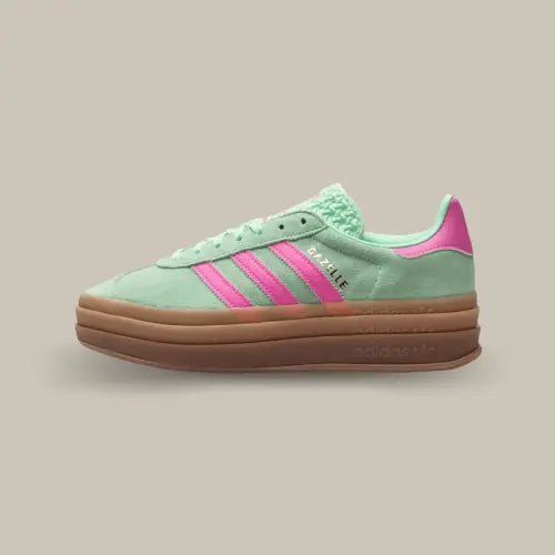 La Adidas Gazelle Bold Pulse Mint Pink de coté avec sa base en suede vert menthe, ses trois bandes en cuir rose vif accordé au talon et son épaisse semelle en gomme.