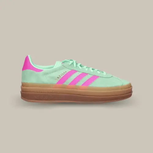 La Adidas Gazelle Bold Pulse Mint Pink de coté avec sa base en suede vert menthe, ses trois bandes en cuir rose vif accordé au talon et son épaisse semelle en gomme.