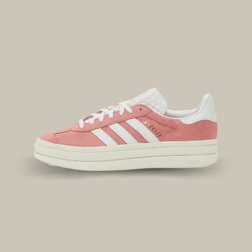 La Adidas Gazelle Bold Super Pop avec sa base en suède rose et ses trois bandes blanches accordées au heel tab.