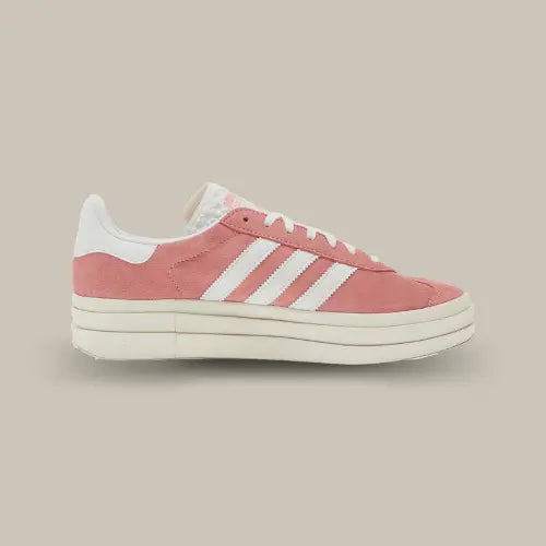 La Adidas Gazelle Bold Super Pop avec sa base en suède rose et ses trois bandes blanches accordées au heel tab.