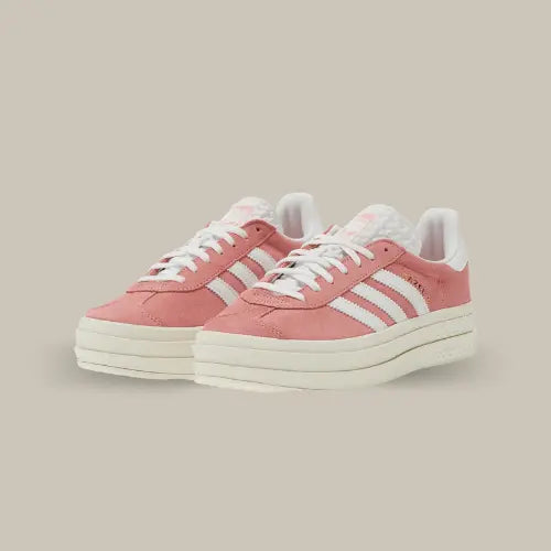 La Adidas Gazelle Bold Super Pop possède une base en suède rose avec les trois bandes en cuir blanc accordées au heel tab et à la languette. On retrouve l'épaisse semelle déclinée en trois épaisseurs superposées qui surélève la paire.