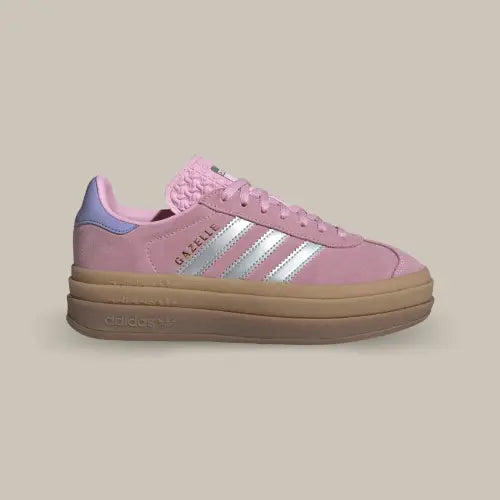 La Adidas Gazelle Bold True Pink Gum possède une base en suède rose bonbon avec les trois bandes emblématiques argentées. On retrouve un branding doré et un heel tab bleu clair qui vient contraster l'ensemble. La semelle surélevée en gomme de caoutchouc vient conclure ce magnifique modèle.