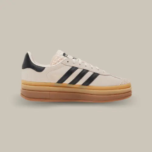 La Adidas Gazelle Bold Wonder Quartz Black Gum vue de côté avec son suède gris, ses trois bandes en cuir noires accordées au heel tab et sa semelle compensée.