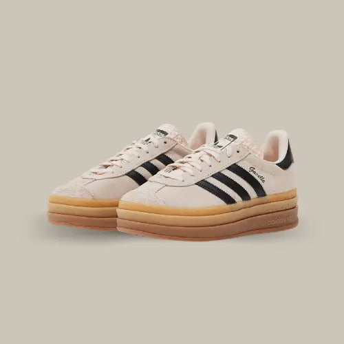 La Adidas Gazelle Bold Wonder Quartz Black Gum possède une base en suède gris avec les trois bandes en cuir noires accordées au heel tab. On retrouve la semelle épaisse caractéristique des modèles Gazelle Bold.