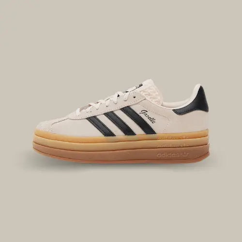 La Adidas Gazelle Bold Wonder Quartz Black Gum vue de côté avec son suède gris, ses trois bandes en cuir noires accordées au heel tab et sa semelle compensée.