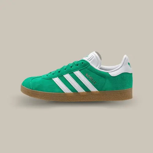 La Adidas Gazelle Court Green Footwear White de coté avec sa base en nubuck vert, ses trois bandes en cuir blanc et sa semelle en gomme.