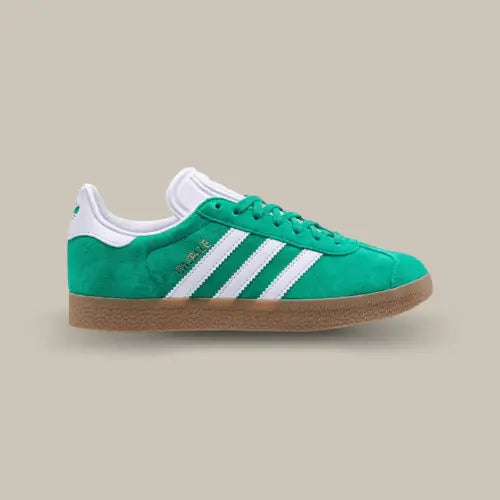 La Adidas Gazelle Court Green Footwear White de coté avec sa base en nubuck vert, ses trois bandes en cuir blanc et sa semelle en gomme.