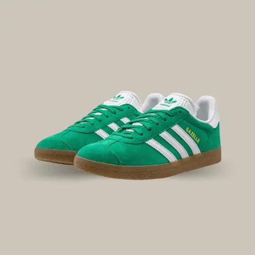 La Adidas Gazelle Court Green possède une base en nubuck vert et d’empiècements en cuir vert. On retrouve les célèbres trois bandes en cuir blanc et sa semelle en gomme intemporelle.