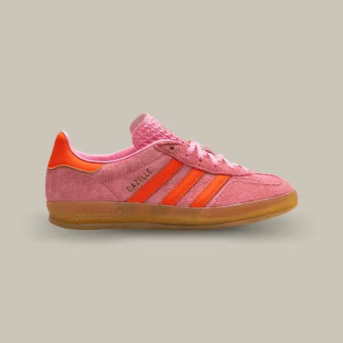 La Adidas Gazelle Indoor Beam Pink vue de côté avec sa base en suède rose vif et ses trois bandes accordées au heel tab dans un rose encore plus intense.