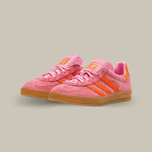 La Adidas Gazelle Indoor Beam Pink possède une base en daim rose vif avec les trois bandes Adidas dans un rose plus intense accordées au heel tab. Le branding "Gazelle" doré vient donner une touche de sophistication au modèle. On retrouve la semelle translucide en gomme de caoutchouc qui vient conclure cette totale réussite.