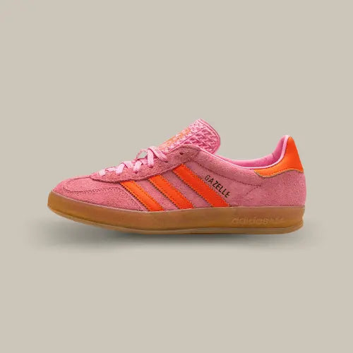 La Adidas Gazelle Indoor Beam Pink vue de côté avec sa base en suède rose vif et ses trois bandes accordées au heel tab dans un rose encore plus intense.