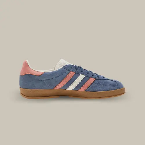 La Adidas Gazelle Indoor Blue Blink Wonder Clay vue de côté avec son coloris bleu et ses trois bandes de couleurs blanc crème et saumon.