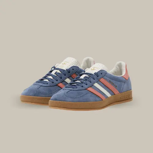 La Adidas Gazelle Indoor Blue Blink Wonder Clay possède une base en suède bleu avec des accents de saumon et de blanc crème au niveau des trois bandes et du heel tab. On retrouve la semelle en gomme de caoutchouc, emblématique du modèle d'Adidas.