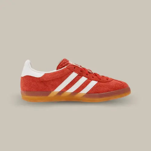 La Adidas Gazelle Indoor Bold Orange de coté avec sa tige en suède orange, ses trois bandes blanches et sa semelle en gomme de caoutchouc.