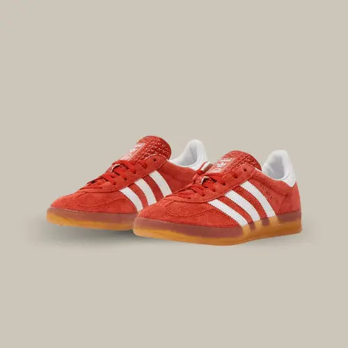 La Adidas Gazelle Indoor Bold Orange possède une tige en suède premium orange accompagnée des célèbres trois bandes blanche accordé au heel tab. On retrouve également la semelle en gomme de caoutchouc, signe distinctif des modèle « indoor ».