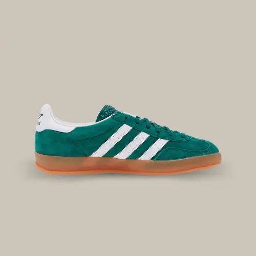 La Adidas Gazelle Indoor Collegiate Green Gum vue de côté avec son coloris vert et ses trois bandes blanches accordées au talon.